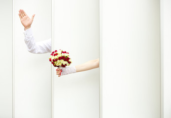 Руки жениха и невесты/пары/мужчины и женщины: невеста в кружевных митенках и с крано-белым букетом цветов   - obrazy, fototapety, plakaty