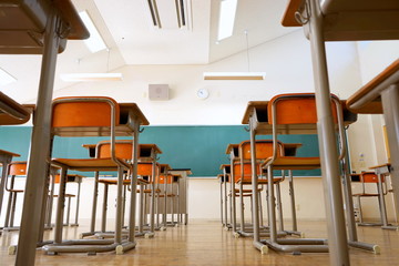 School classroom in Japan / 学校の明るい教室と黒板（中学校・高校）