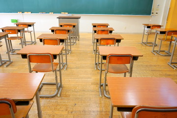 School classroom in Japan / 学校の明るい教室と黒板（中学校・高校）