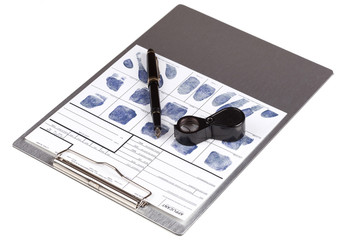 Fingerabdruck-Karte mit Füllfederhalter auf Klemmbrett