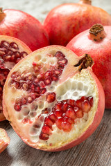 Melograni su un tavolo di legno