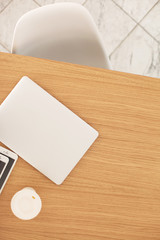 Notebook und Smartphone auf dem Holztisch
