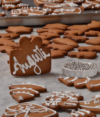 Pastelero preparando bizcochos de navidad.