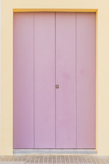 Fototapeta premium Moderne Haustür Holz Tür Farbe Lila