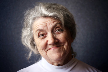 Fototapeta premium Szczęśliwy portret babci na ciemnym tle