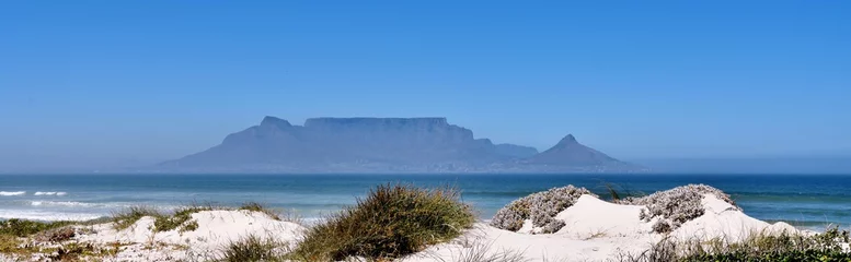 Crédence de cuisine en verre imprimé Montagne de la Table Landscape with Table Mountain across the sea
