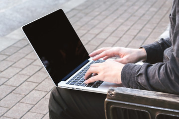 キーボードをタイピングする男性