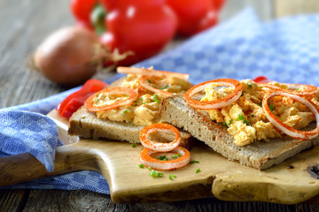 Bayerischer Obazter mit Paprika-Zwiebelringen auf frischem Landbrot