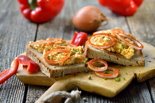 Bayerischer Obazter mit Paprika-Zwiebelringen auf frischem Landbrot