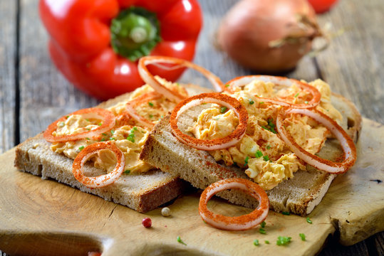 Bayerischer Obazter mit Paprika-Zwiebelringen auf frischem Landbrot