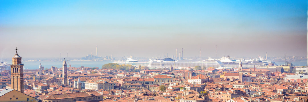 Panorma mit Hafen von Venedig