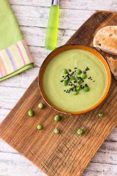 Cream soup with green peas 