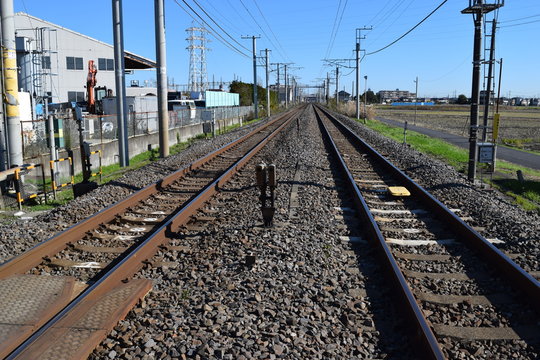 常磐線の線路（複線）／茨城県で常磐線の線路（複線）を撮影した写真です。常磐線には、上野から約45kmの取手駅と藤代駅間に、交直切替を行うデッドセクションがあり、その近くにある踏切付近で撮影しました。