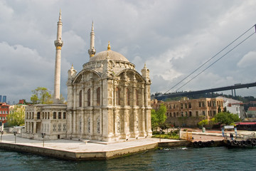 Fototapeta na wymiar Ortakoy mosque and Bosporus bridge, Istanbul, Turkey