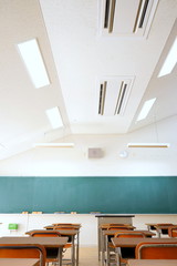 日本の学校の明るい教室（中学校・高校） School classroom in Japan