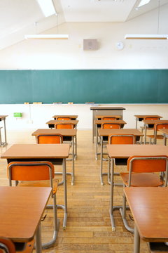 日本の学校の明るい教室（中学校・高校） School classroom in Japan