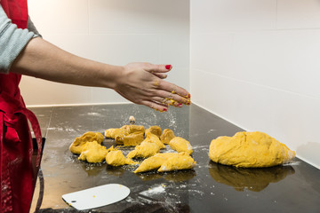 Flour the yellow paste baking buns in the kitchen