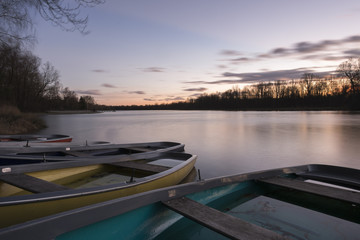Ruderboote auf See bei Sonnenuntergang