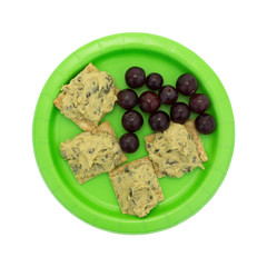 Spinach hommus on whole grain crackers with grapes