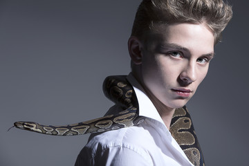 junger atraktiever mann mit python schlange um den hals