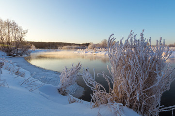 зимняя панорама возле реки, Россия, Урал