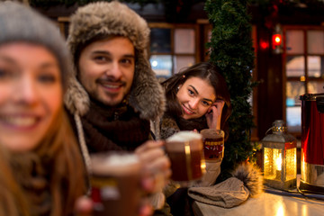 Flirt Mann Frau Paar in einer Apres-Ski-Hütte mit neuen Freunden