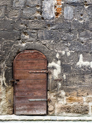 Alte Tür in Stadtmauer Hochformat
