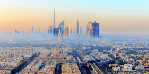 Kühler Sonnenaufgang über Dubai