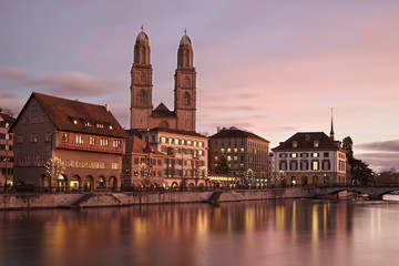 Sonnenuntergang über Zürcher Altstadt, Limmatquai, Fluss Limmat, Grossmünster, Zunfthäuser,...