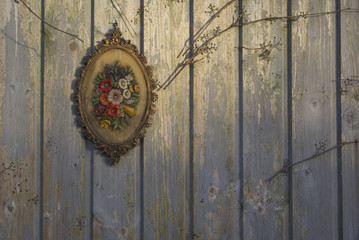 Blumenbild an einer Holzwand