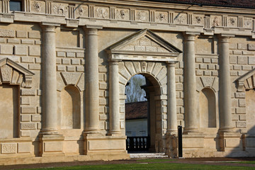 Mantoue, portail du Palazzo Te dessiné par Giulio Romano, Italie