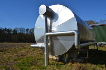 Puffer- oder Speichertank für Biogas an einem BHKW / Blockheizkraftwerk auf einem Bauernhof