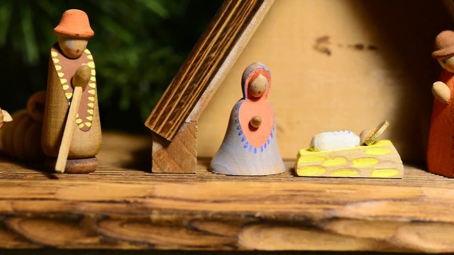 Krippen, Holzfiguren, weihnachtliche Dekoration mit Kamerafahrt