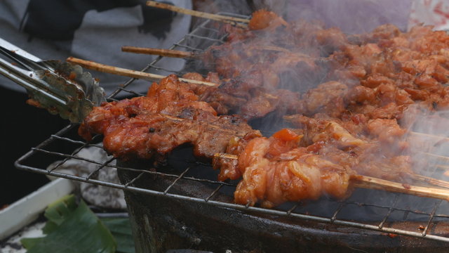 Panning shot of Grilled chicken with bones