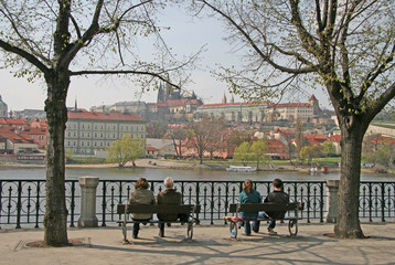 Obraz premium PRAGUE, CZECH REPUBLIC - APRIL 16, 2010: View of Vltava river and Prague castle on the oposite bank