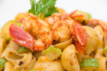 Pipe rigate con gamberi, zucchine e pomodoro, Pasta Italiana