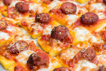 Polenta con salsiccia, mozzarella e pomodoro