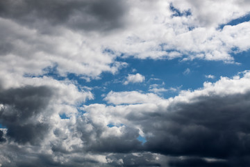 Turbulente Aussichten - Dramatischer Wolkenhimmel aus dunklen Wolken und strahlendem Blau