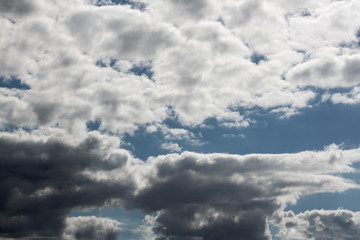 Obraz premium Turbulente Aussichten - Dramatischer Wolkenhimmel aus dunklen Wolken und strahlendem Blau