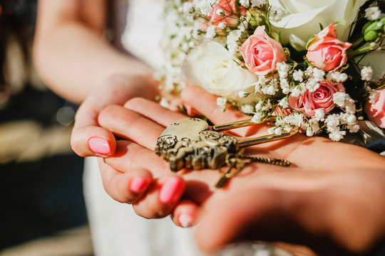 the lock in hands of newlyweds