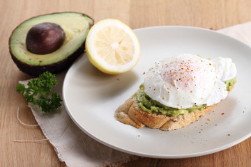 poached eggs with avocado salad