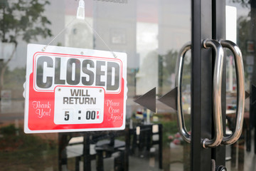 Naklejka premium Sign closed in restaurant.