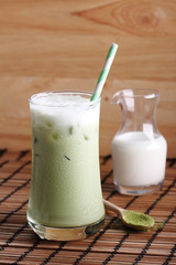 iced green tae latte.