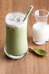 iced green tae latte.