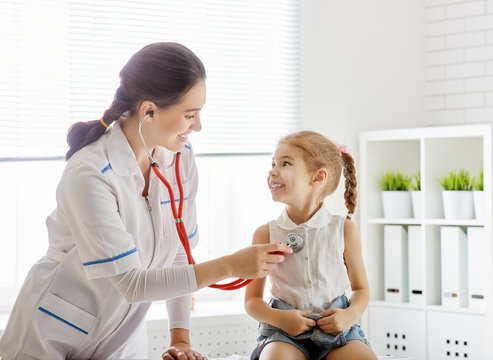 Детский врач педиатр фото Child Exam Зображення - огляд 263,534 Стокові фото, векторні зображення й відео 