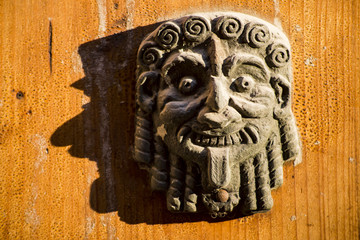 Rzeźba na pomarańczowej ścianie © radekczaja