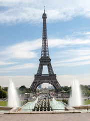 Fototapeta na wymiar Eiffel Tower seen from fountain at Jardins du Trocadero
