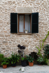 Fototapeta na wymiar Fenster in Alcudia, Mallorca