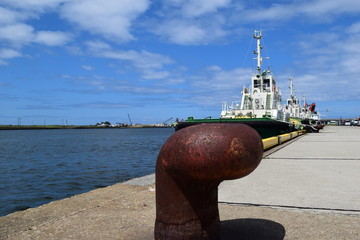 ボラード／港で、ボラード（係船柱）を撮影した写真です。調べたところ色々な呼び名があり、ビット(bitt)や、クリート (cleat) とも呼ばれているようです。今回は一般的な、ボラード(bollard) と表記させて頂きました。