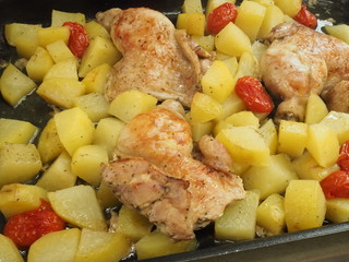 pollo con patate appena sfornato